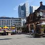 Onze eerste aanblik van het centrum van Frankfurt. Oud en nieuw naast elkaar.