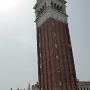 Zicht op de 98,5 meter hoge campanile (klokkentoren) op het San Marcoplein.