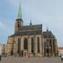 Aangekomen op de Namesti Republiky, het plein van de republiek, midden in het centrum van Pilsen. De kerk is de Kathedraal van de heilige Bartolomeüs. 