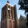 De losstaande kerktoren van de Sint Gertrudiskerk.